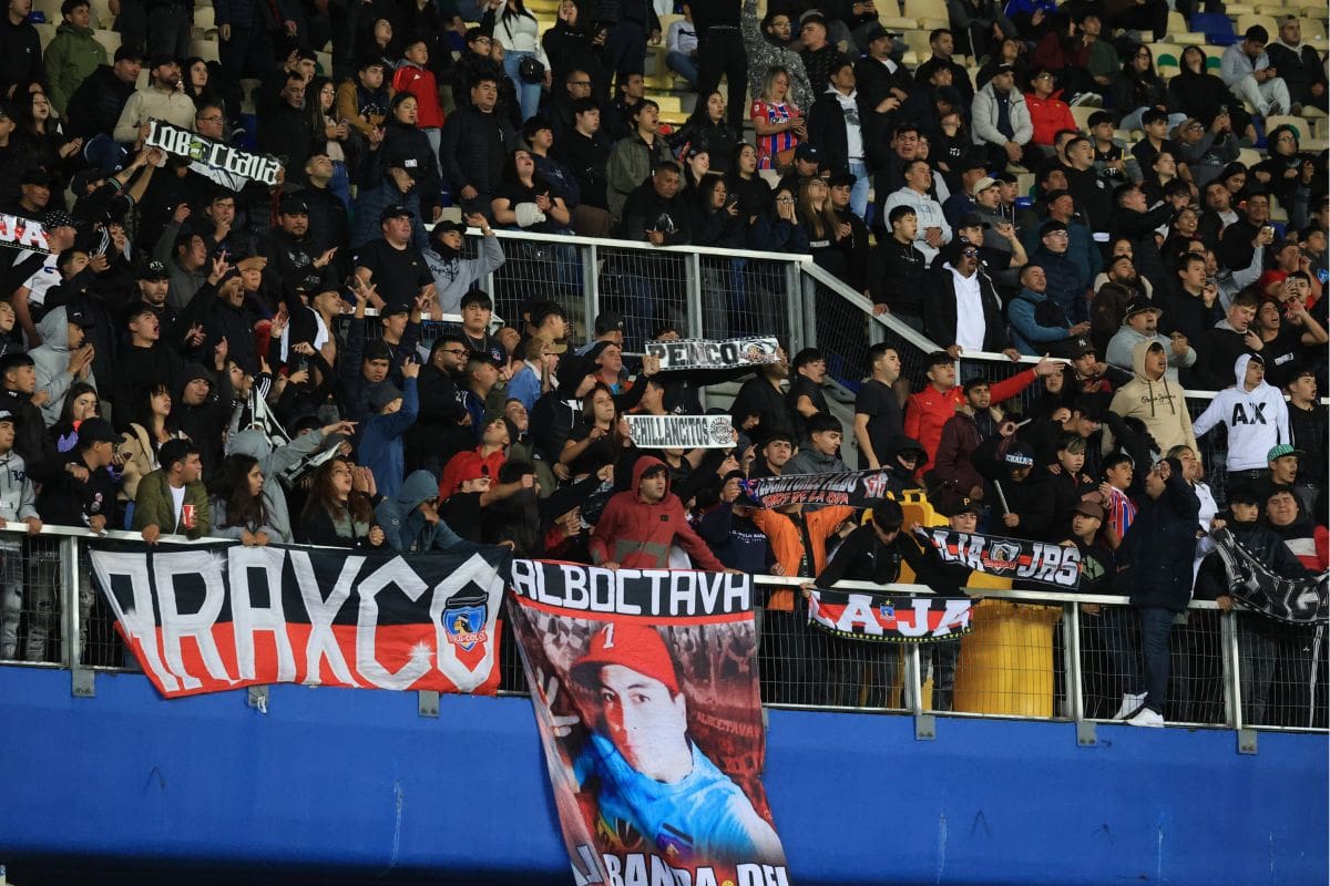 Hinchas de Colo Colo llegaron a Collao, pese a la prohibición. Foto: Agencia Aton.
