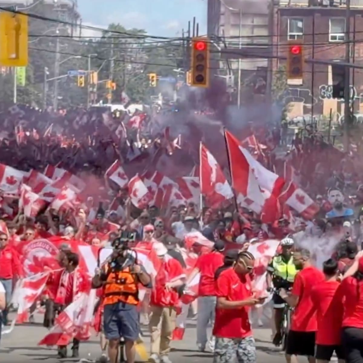 VIDEO | Locura total en Toronto: miles de canadienses se toman las calles antes del debut en el Mundial 2026