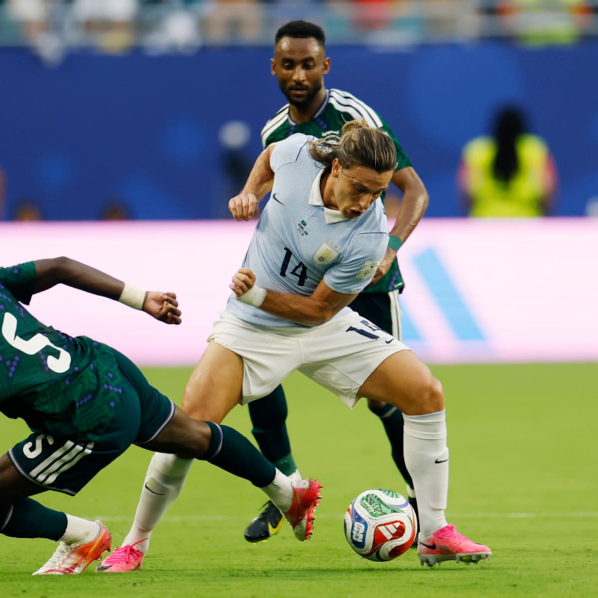 Uruguay estuvo contra las cuerdas, reaccionó y rozó la victoria en el regreso de Bielsa a un Mundial