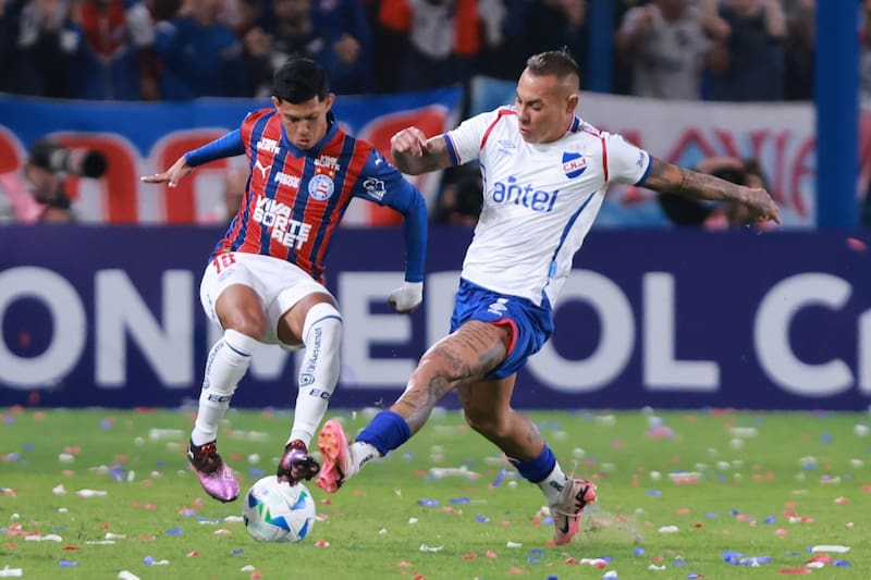 Eduardo Vargas en el partido ante Bahía. Foto: EFE.