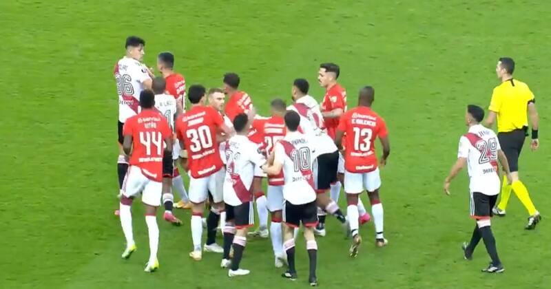 El fuerte cruce entre Charles Aránguiz y Pablo Solari.