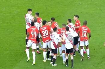 VIDEO | Casi se van a las manos: el fuerte encontrón entre Charles Aránguiz y Pablo Solari