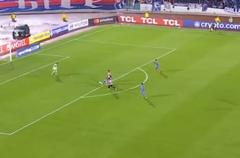 Le puede costar caro a la U: el grosero error entre Castellón y Calderón en el gol de Estudiantes