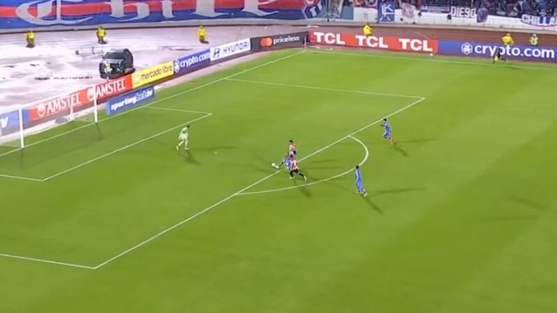 Le puede costar caro a la U: el grosero error entre Castellón y Calderón en el gol de Estudiantes