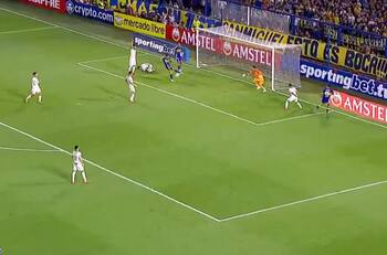 No se puede creer: Cavani despilfarró una asistencia de Williams Alarcón y sentenció a Boca en Libertadores