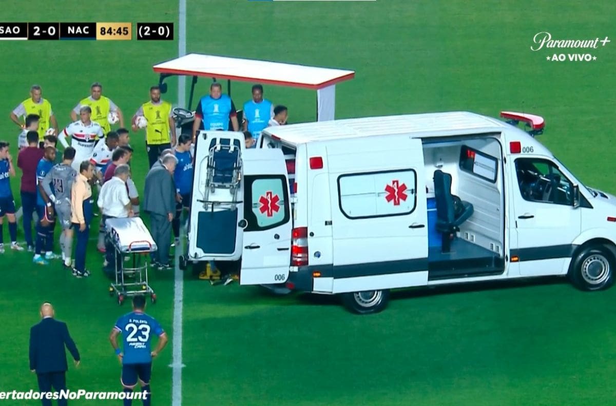 VIDEO | Aterrador: jugador se desvaneció en pleno Estadio Morumbí y se encuentra en cuidados intensivos