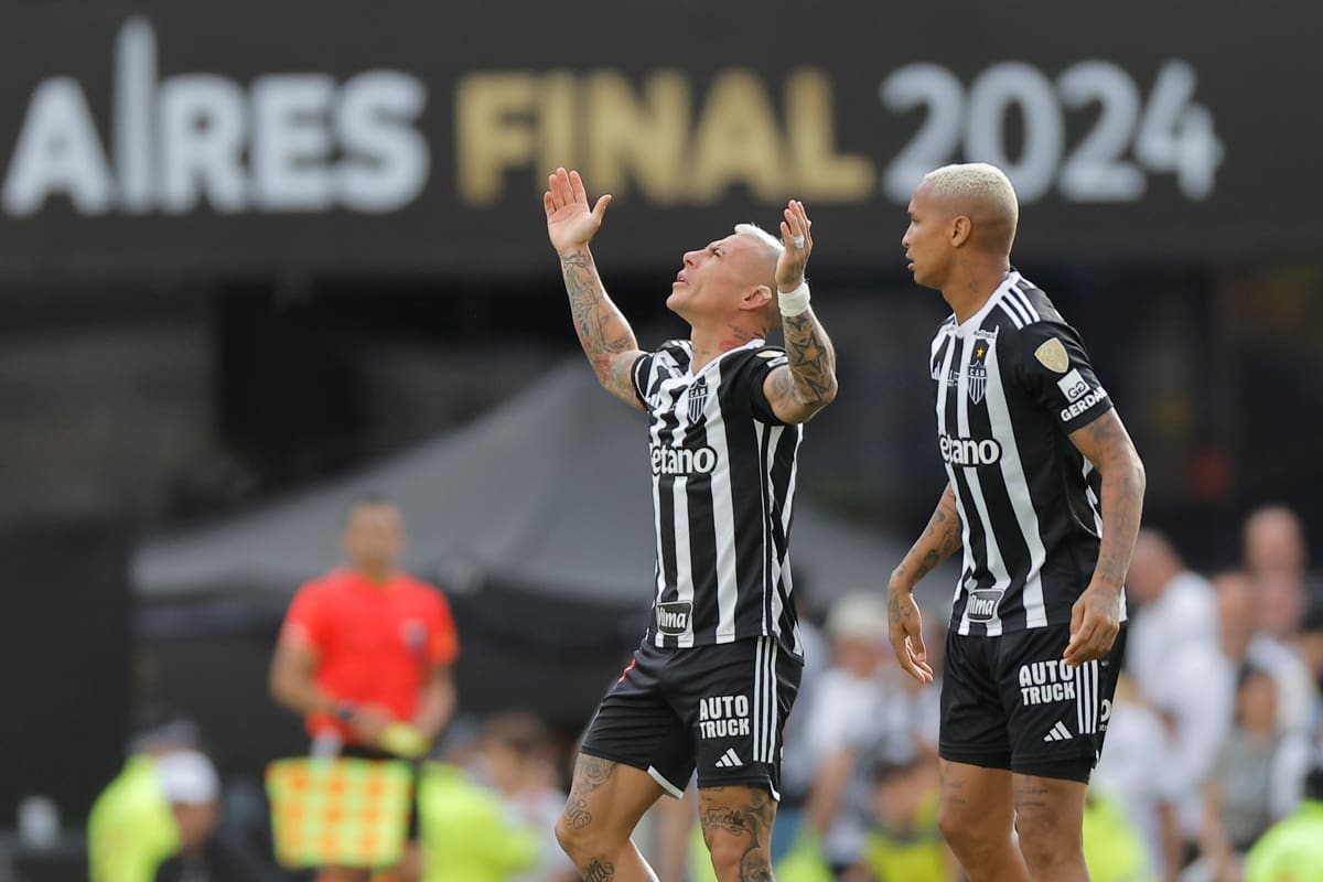 Eduardo Vargas celebrando su gol en la final de la Copa Libertadores 2024