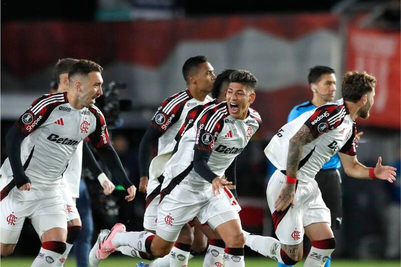 Flamengo derrotó a Estudiantes en La Plata y será rival de Racing Club de Avellaneda en las semifinales del torneo continental. Foto: EFE.