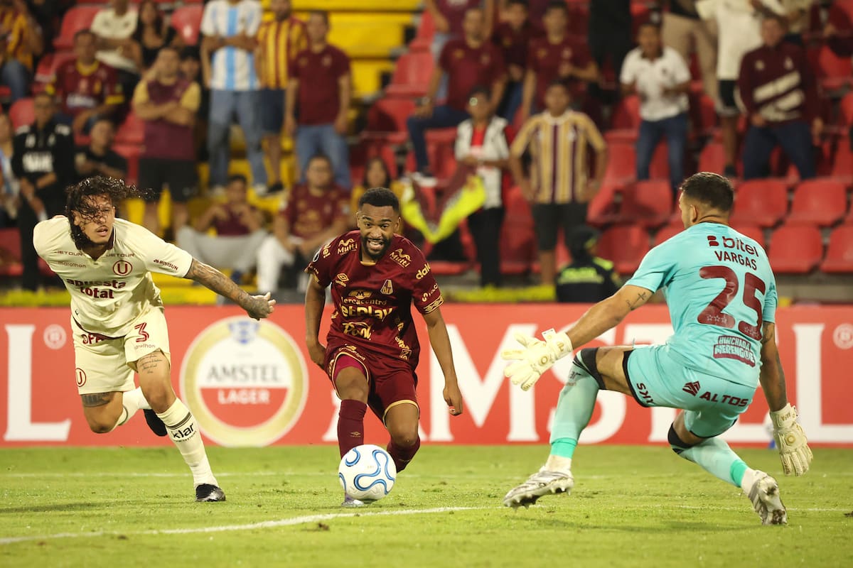Manotas Vargas en plena acción ante Deportes Tolima en Ibagué. Foto: Agencia EFE.