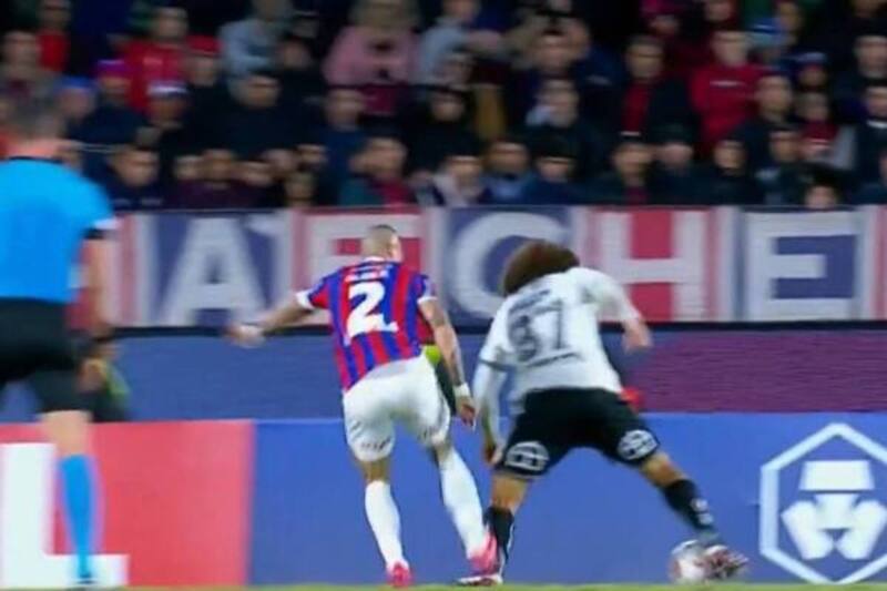 La brutal patada de Alan Benítez a Peluca Falcón. Los hinchas paraguayos pensaron que el juez revisaría un posible penal en el VAR.
