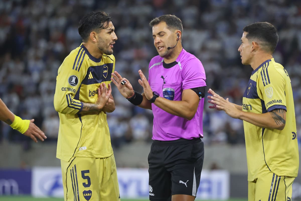 El juez Gustavo Tejera fue apuntado tras la caída de la UC ante Boca. Foto: Aton.