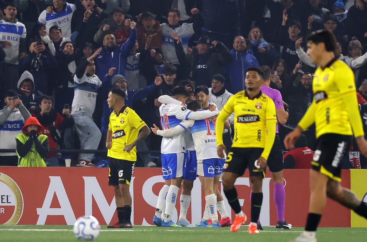 Universidad Católica aseguró premio internacional tras vencer a Barcelona en Copa Libertadores