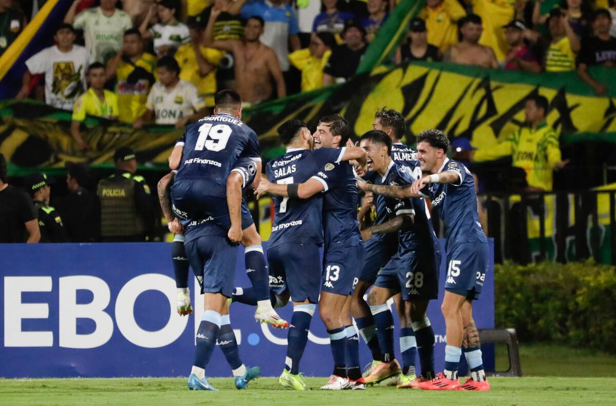 Racing le da una paliza a Atlético Bucaramanga y se escapa en el grupo de Colo Colo