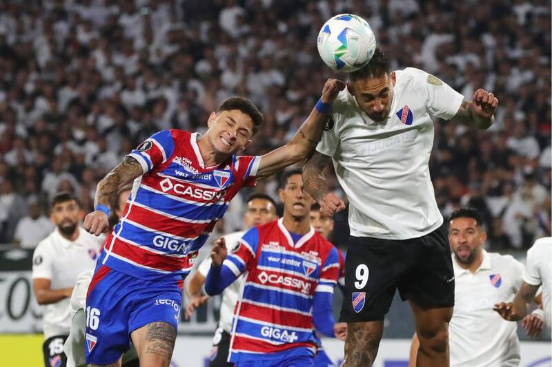 Colo Colo y Fortaleza se enfrentan en el Arena Castelao. Foto: Agencia Aton.