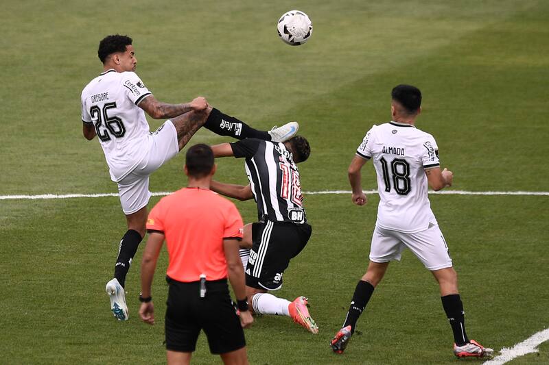Brutal patada en la final entre Atlético Mineiro y Botafogo.