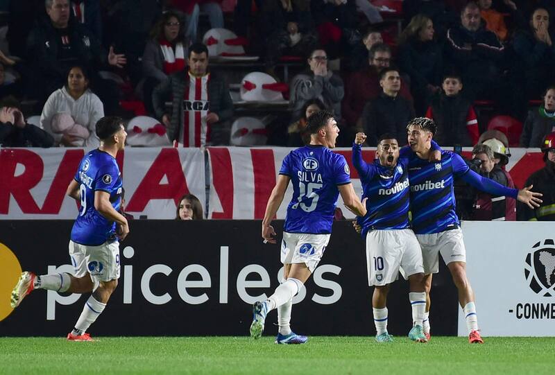 Huachipato le ganó a Estudiantes en Argentina. Agencia Aton