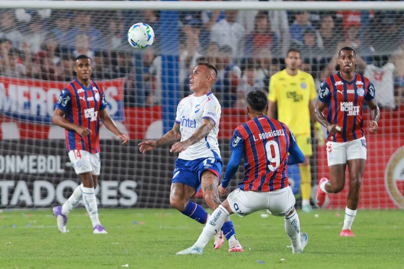 Eduardo Vargas en el partido ante Bahía. Foto: EFE.