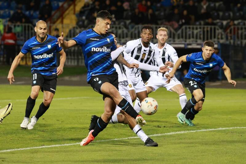 Huachipato no pudo quebrar el cerco defensivo de The Strongest. Foto: Agencia Aton.