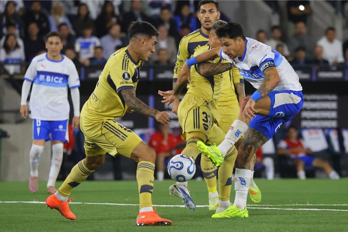 La UC buscará la clasificación ante Boca Juniors en La Bombonera. En el duelo en Santiago, el triunfo fue de los argentinos por 2-1. Foto: Agencia Aton.