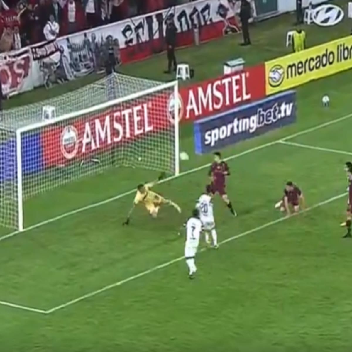 VIDEO | La tocaron todos: el golazo de baby fútbol de Fernando Cornejo en el triunfo de LDUQ sobre Lanús