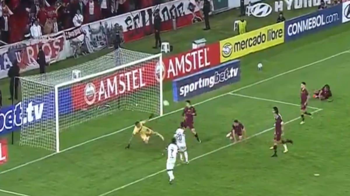 VIDEO | La tocaron todos: el golazo de baby fútbol de Fernando Cornejo en el triunfo de LDUQ sobre Lanús