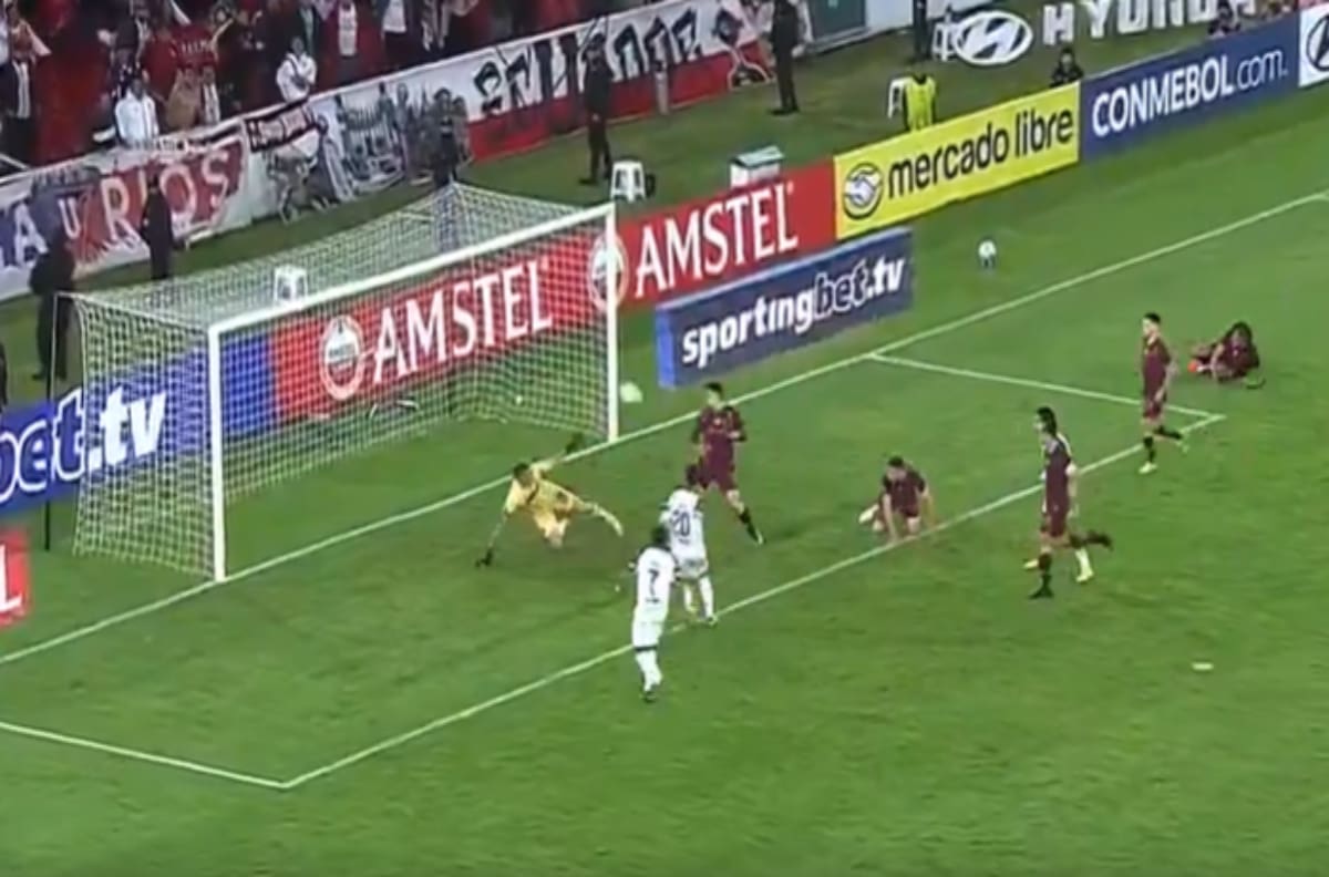 VIDEO | La tocaron todos: el golazo de baby fútbol de Fernando Cornejo en el triunfo de LDUQ sobre Lanús