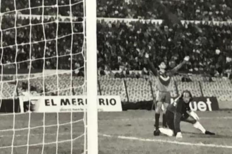 Crisitán Montecinos acba de vencer al arquero uruguayo Jorge Seré y Unión Española vence por 1-0 a Nacional en Montevideo. Mudo quedó el Estadio Centenario. Foto: ADN