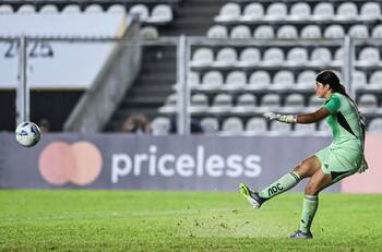 VIDEO | El error de la arquera de la U que complica la clasificación en Copa Libertadores