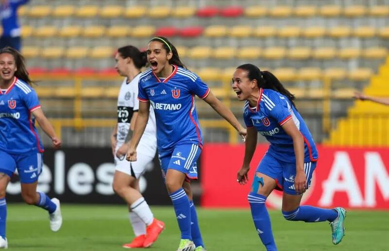 Bárbara Sánchez tras anotar en el duelo de la U con Olimpia. Foto: @udechile.