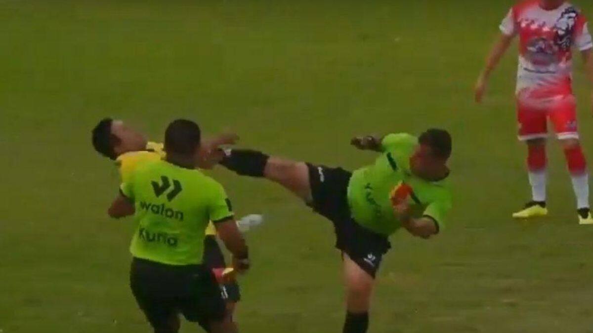 VIDEO | ¡Gracias por existir, Copa Perú! Árbitro pegó feroz patada voladora en pleno partido