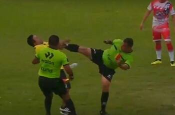 VIDEO | ¡Gracias por existir, Copa Perú! Árbitro pegó feroz patada voladora en pleno partido