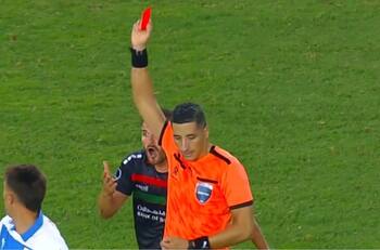VIDEO | ¿Era roja? La polémica expulsión de Julián Fernández que dejó a Palestino con 10 ante la UC