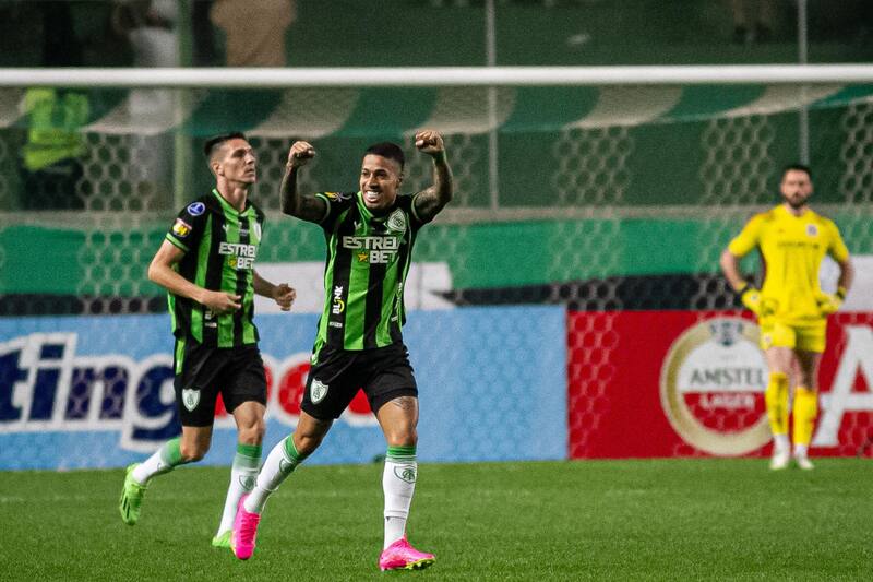 América-MG goleó a Colo Colo y revirtió la llave para clasificar a octavos de final. (Foto: Agencia Aton)