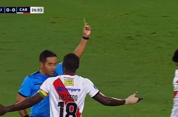 Insólito: Denunció sobornos para recibir una amarilla en Sudamericana y fue amonestado por esta falta