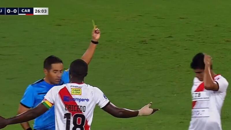 Robson Matheus recibió amarilla en Copa Sudamericana.