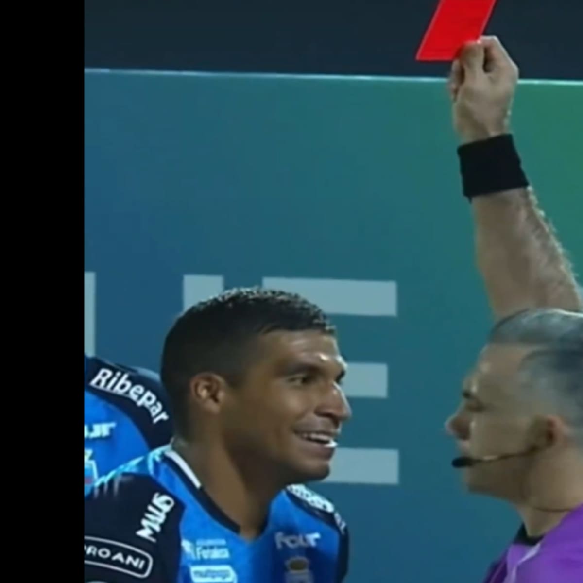 VIDEO | El hachero del año: pegó dos chuletas terribles en la misma jugada y lo echaron por doble amarilla