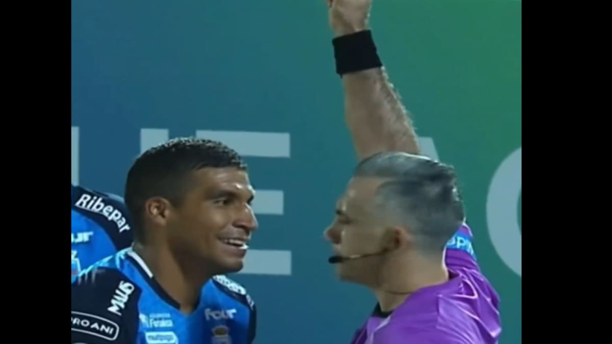 VIDEO | El hachero del año: pegó dos chuletas terribles en la misma jugada y lo echaron por doble amarilla