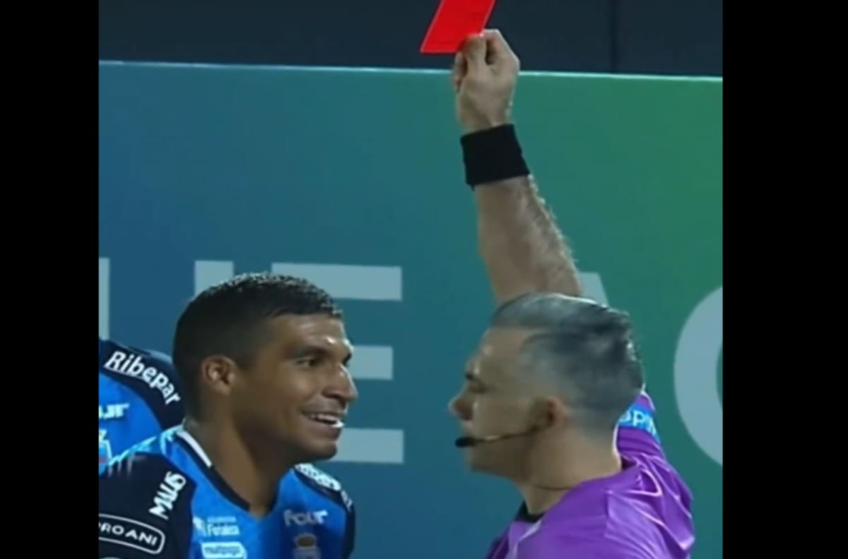 VIDEO | El hachero del año: pegó dos chuletas terribles en la misma jugada y lo echaron por doble amarilla