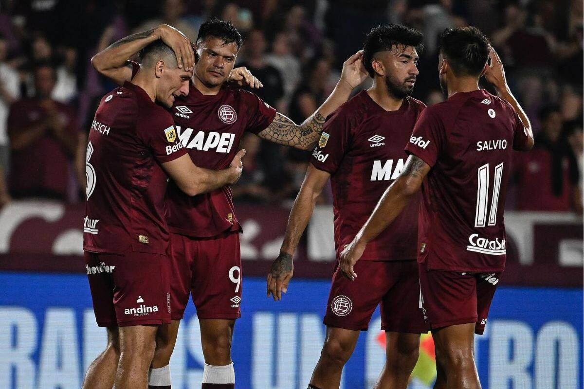 Walter Bou (9) pasó por Unión La Calera en la temporada 2019 y hoy es una de las principales amenazas de Lanús para el duelo ante Universidad de Chile. Foto: @clublanusoficial en Instagram.