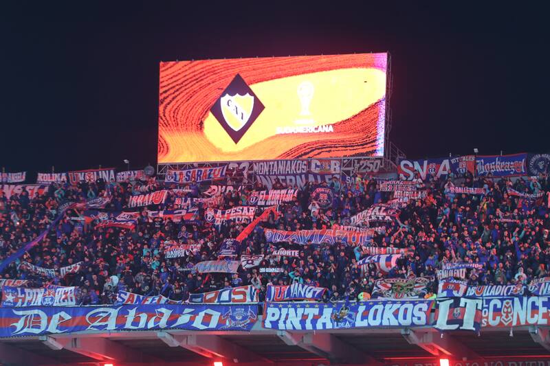 Hinchas de U. de Chile en Avellaneda. EFE