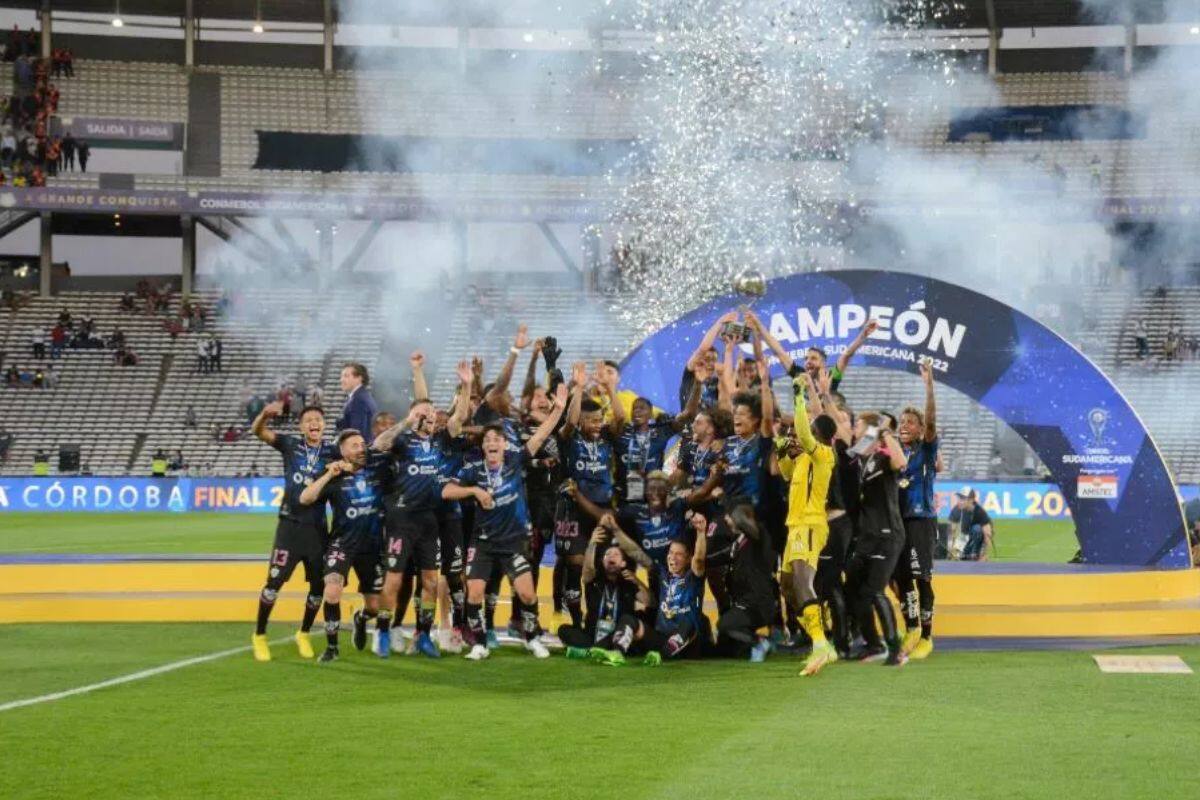 Una postal de la final de 2022: los campeones celebran con las tribunas vacías.
