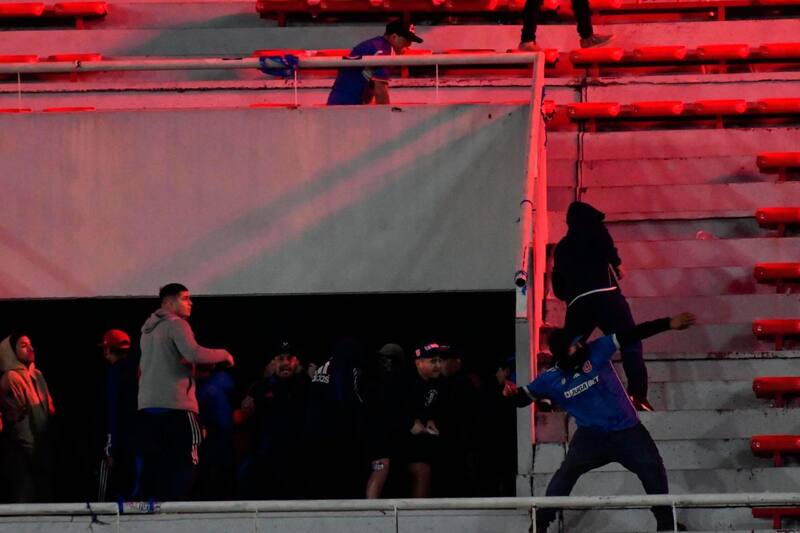 Los incidentes obligaron a la cancelación del partido Independiente vs. Universidad de Chile. Foto: Agencia Aton.
