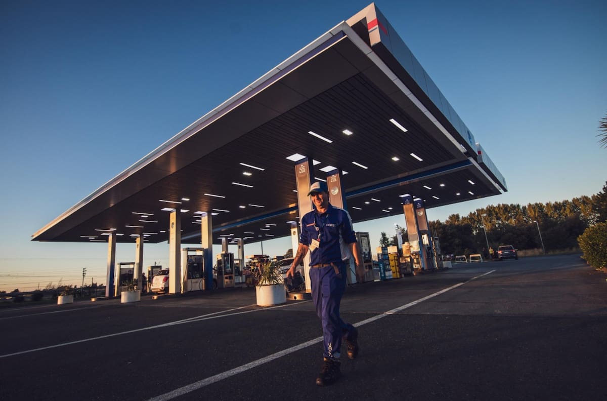 Copec anuncia promoción de $100 de descuento en bencina: 16 comunas de Chile se verán beneficiadas a diario