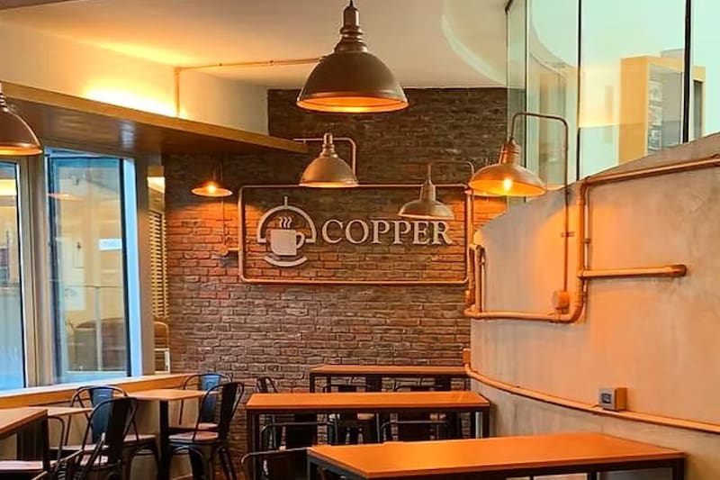 Está ubicada en el corazón de Santiago, en concreto, a pasos de la estación de metro Universidad Católica.
Créditos: Copper Café.