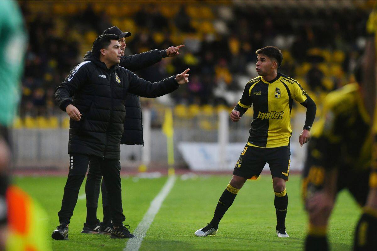 Esteban González tiene a los Piratas en franco camino a conquistar su primer título de Primera División. Foto: Agencia Aton.