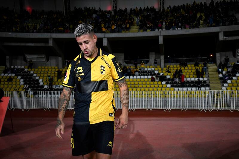 Los Piratas mostraron un parche en su camiseta. Agencia Aton