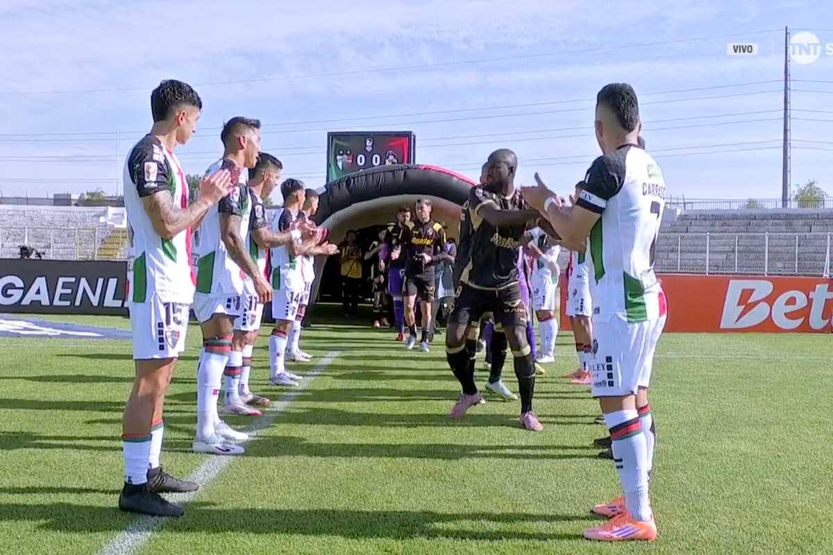 Fue recibido entre aplausos por los jugadores de Palestino. Foto: Captura TNT Sports
