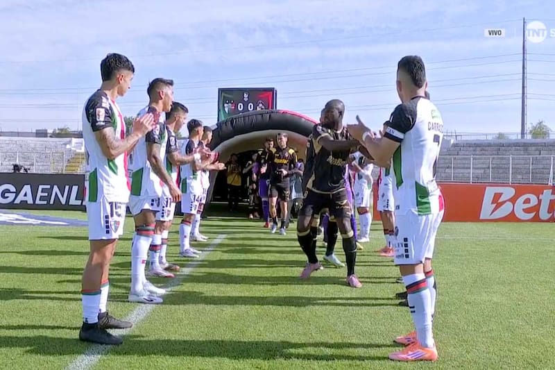 Fue recibido entre aplausos por los jugadores de Palestino. Foto: Captura TNT Sports