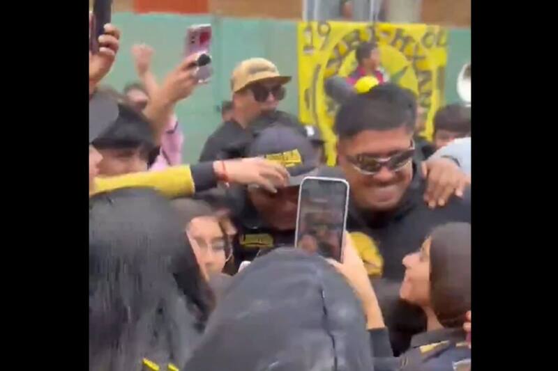 Los hinchas Piratas le mostraron todo el afecto a Diego Sánchez antes de la partida a Brasil para jugar la Sudamericana.