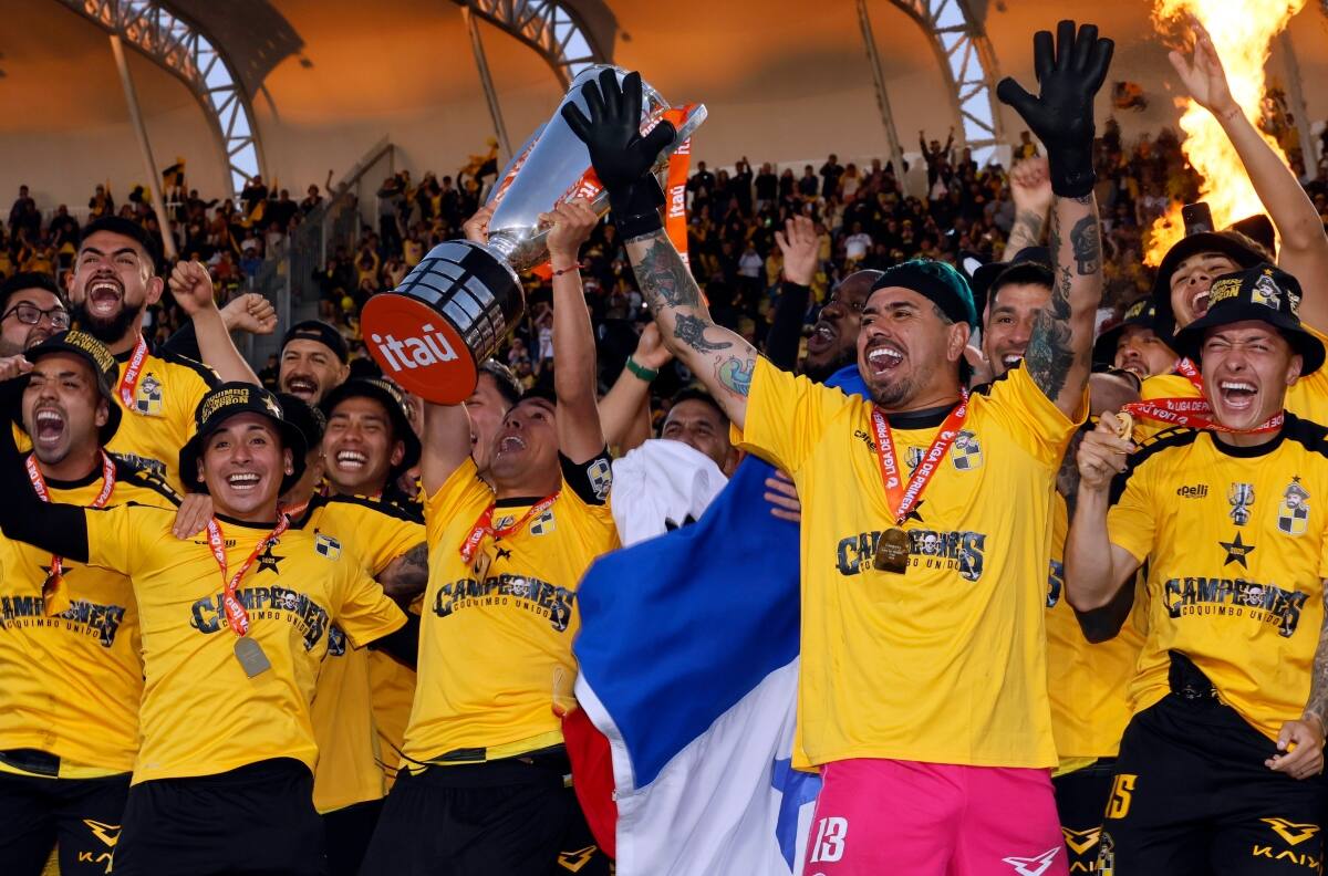 Esteban González y el plantel de Coquimbo Unido recibieron histórico reconocimiento por parte del municipio